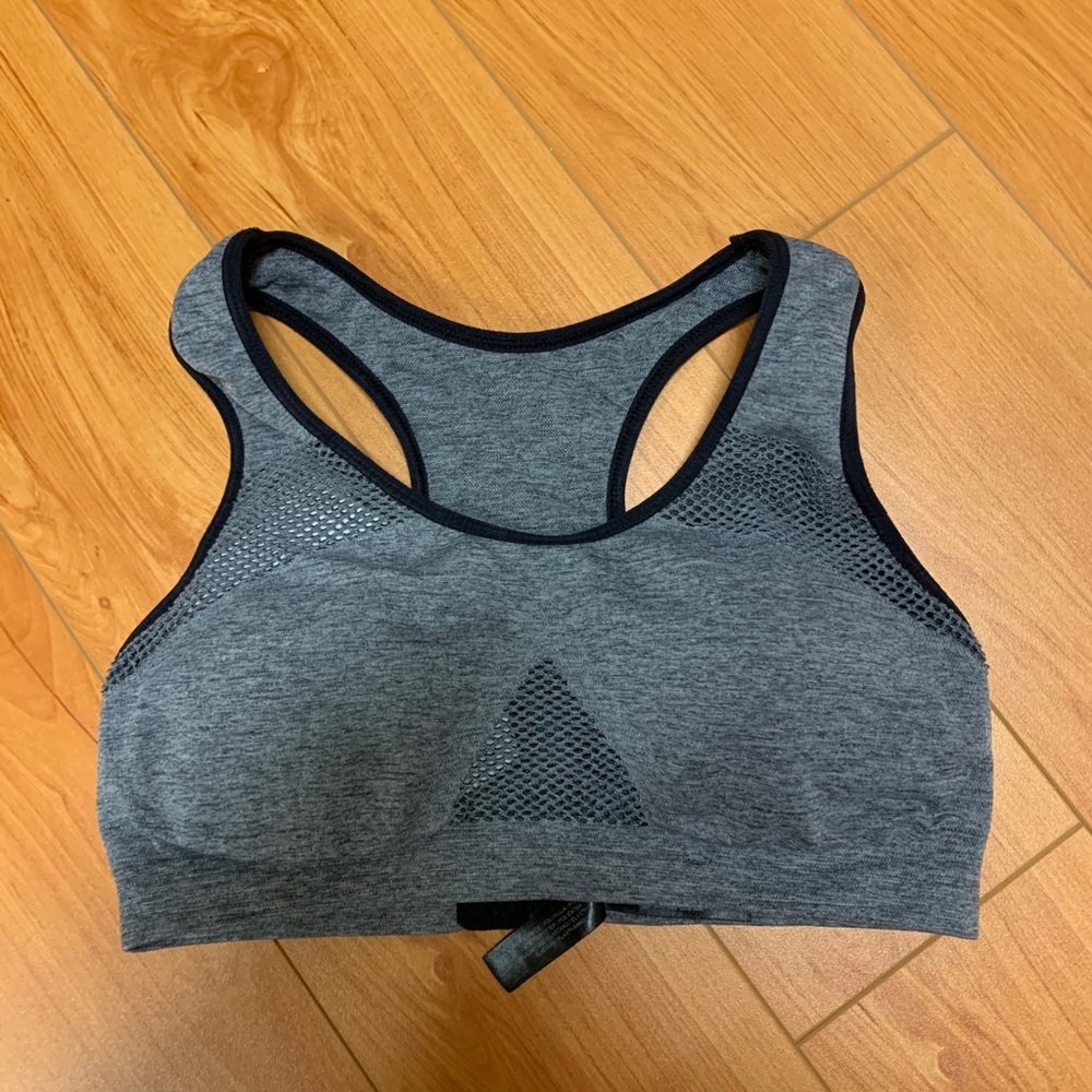 Sports bra with adjustable rim in size XS